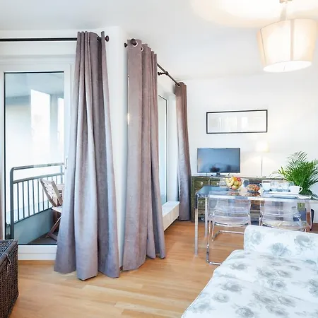 The Maybach - Rooftop Living Xberg, 1br, 1 Living Room, Group & Family Friendly, 2 - 4 Guests