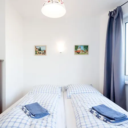 The Maybach - Rooftop Living Xberg, 1br, 1 Living Room, Group & Family Friendly, 2 - 4 Guests