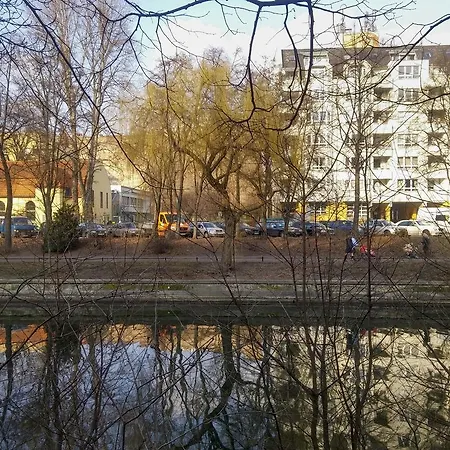 The Maybach - Rooftop Living Xberg, 1br, 1 Living Room, Group & Family Friendly, 2 - 4 Guests *